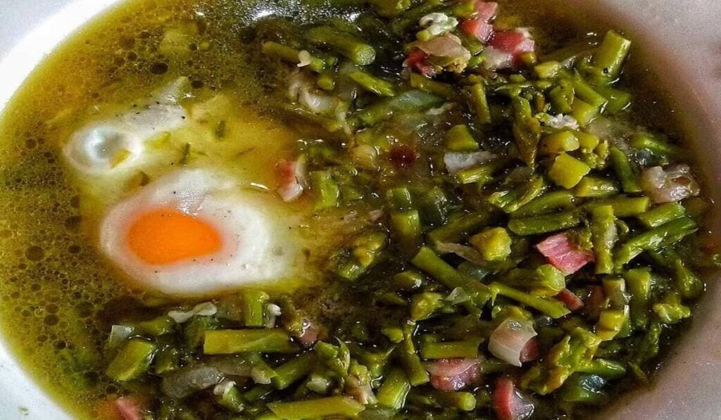 Sopa extremeña con espárragos trígueros jamón y huevo