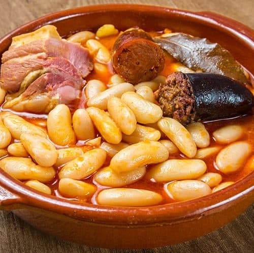 Cómo preparar una deliciosa Fabada Asturiana: ¡Descubre los ingredientes y calorías!